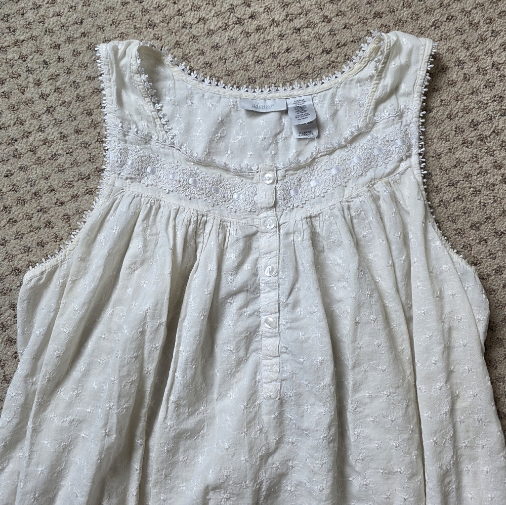 Ivory eyelet nightgown - Picture 8 of 8